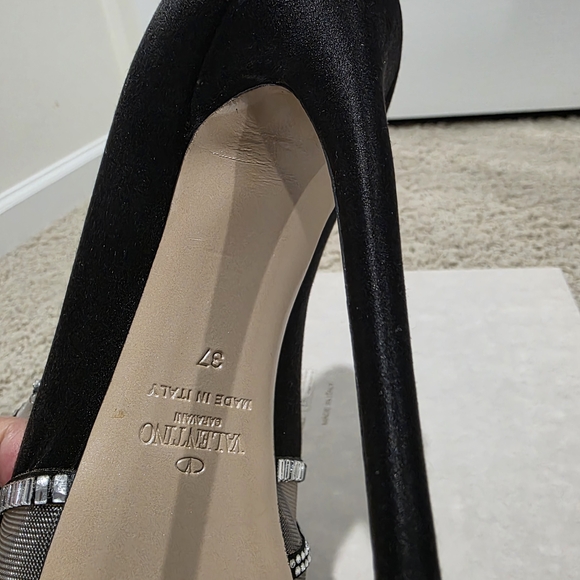 Valentino Garavani Chic Black Peep-Toe Heels with Bow - Picture 12 of 12